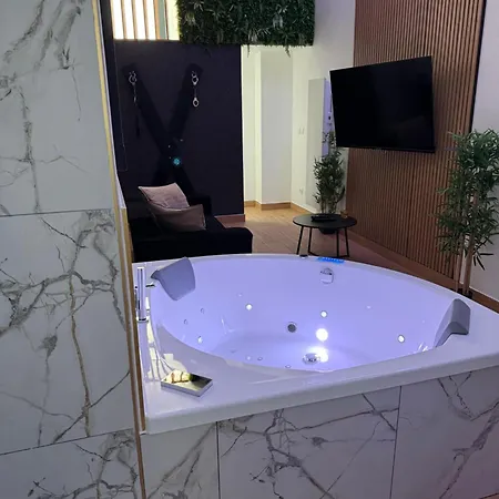 L Evazion Jacuzzi דירה *