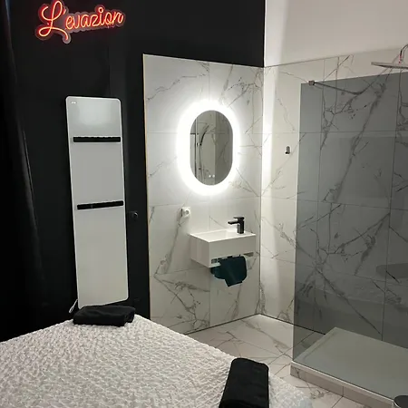 L Evazion Jacuzzi דירה *